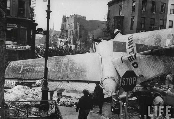 Vụ tai nạn trên bầu trời New York (1960). Hai chiếc máy bay United DC-8 và TWA Lockheed bất ngờ 'đấu đầu' trên bầu trời New York khi 'đi lạc' vào đường bay của nhau do lỗi từ hệ thống định vị đường bay gây ra cái chết của 128 hành khách cùng 6 người đang lưu hành dưới mặt đất 