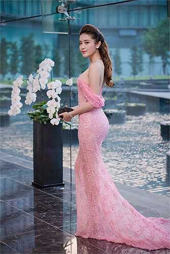 Xuất hiện trong sự kiện tối 24/8, Á hậu Huyền My thu hút mọi ánh nhìn bởi vẻ ngoài xinh đẹp.