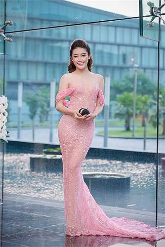 Khoe trọn vai trần và vòng một sexy, Á hậu Huyền My lộng lẫy, nổi bật.