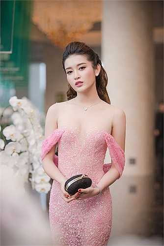 Nhan sắc rực rỡ của Á hậu.