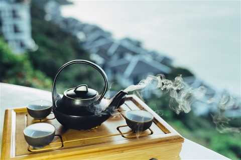 Hay cocktail Bourbon Bergamot- loại cocktail được tạo nên bởi whisky, nước cam và chè khô rót từ chiếc bình gốm men trầm. Nhâm nhi từng ngụm nhỏ, Bourbon Bergamot mang tới cho người thưởng ngoạn cảm giác an nhiên, như đang bước chậm, lui dần về quá khứ với những ký ức thật riêng tư...