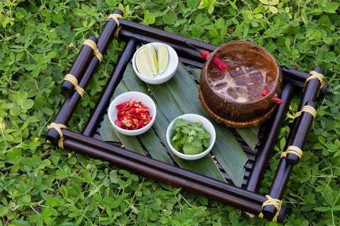 Cocktail Street Vendor được lấy cảm hứng từ phở- món ăn độc đáo, nổi tiếng quyến rũ của đất Tràng An thanh lịch. Street Vendor thanh dịu, hòa quyện vị chua của chanh quả với vị cay nồng của quế và ớt tươi xen lẫn trong đó là chút nồng nàn, rạo rực của rượu Rum mang đến sự ấm áp, thân thuộc như trái tim nồng ấm của những người thân yêu.