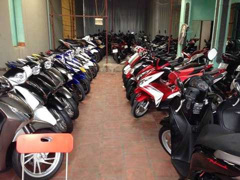 Những chiếc xe cao cấp được bán với giá rẻ như cho. Ảnh Fanpage: Cục hải quan thanh lý xe trốn thuế