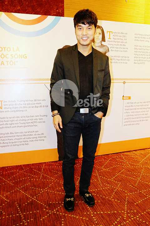 Nam ca sĩ Ưng Hoàng Phúc đến dự sự kiện từ rất sớm. Sau thời gian dài im hơi lặng tiếng, Ưng Hoàng Phúc đã có những hoạt động đánh dấu sự trở lại của mình. Hiện tại, dự án lớn nhất của nam ca sĩ là nhà sản xuất bộ phim Hùng Ali và sáu lóc cóc.