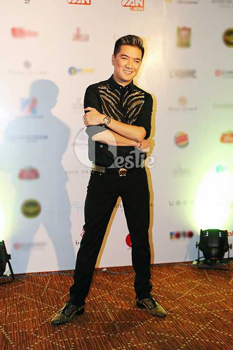 Là một trong những khách mời đặc biệt của đêm tiệc, nam ca sĩ Đàm Vĩnh Hưng đã tham gia biểu diễn 3 ca khúc và là người cầm trịch chương trình đấu giá gây quỹ từ thiện.