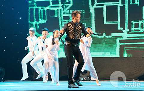 Nam ca sĩ thể hiện lại ca khúc Con đường đến trường trên nền nhạc remix sôi động.