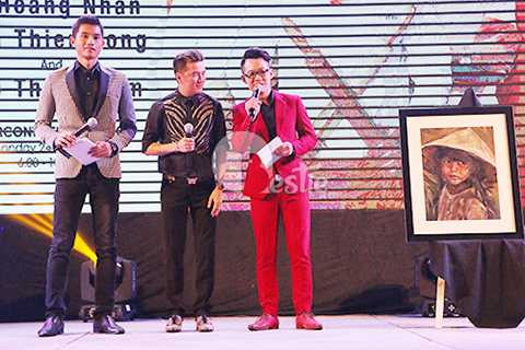 Tại buổi dạ tiệc, còn diễn ra hoạt động đấu giá công khai nhằm gây quỹ từ thiện với các vật phẩm vô cùng giá trị và quý hiếm.