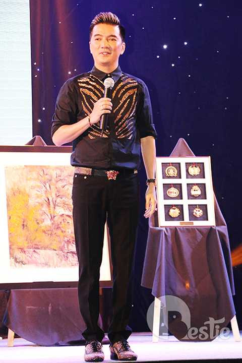 Với tài ăn nói duyên dáng và khéo léo của mình, ông hoàng nhạc Việt đã mang đến những thành công bất ngờ trong buổi dạ tiệc với số tiền thu được từ việc bán đấu giá là hơn một tỷ đồng.