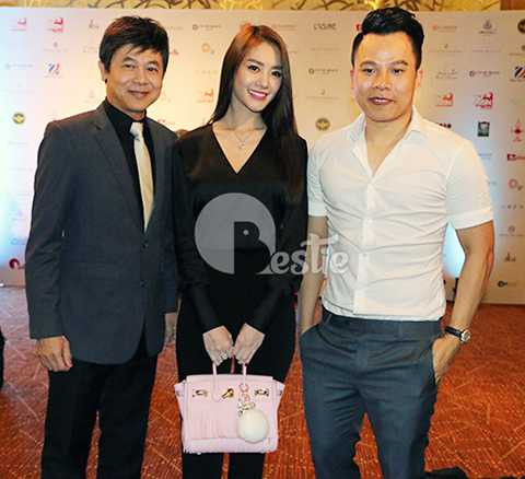 Ông bầu Vũ Khắc Tiệp đến dự sự kiện cùng hotgirl Linh Chi. Anh chụp hình kỷ niệm cùng danh ca Thái Châu. 