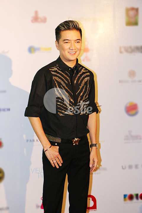 Xuất hiện khá muộn tại buổi tiệc, ông hoàng nhạc Việt Đàm Vĩnh Hưng diện cây đen giản dị dự sự kiện.