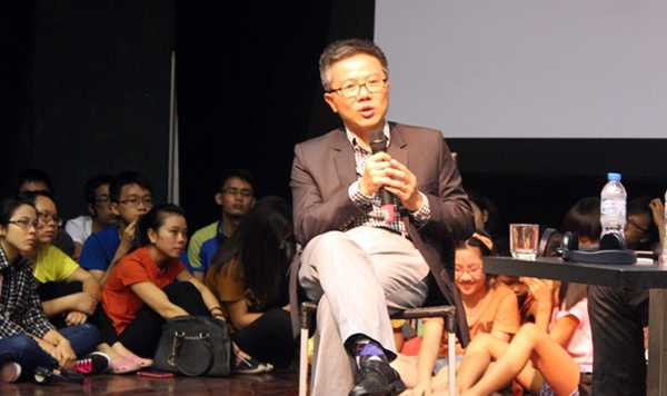 GS Ngô Bảo Châu chia sẻ với hàng trăm bạn trẻ Thủ đô tối 24/8 (Ảnh: Nguyễn Tâm)