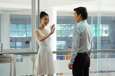 Hùng ngẩn ngơ trước vẻ đẹp của cô giáo ballet Nhã Phương khi quan sát cô đang dạy múa cho các bé thiếu nhi. Bất ngờ được người đẹp mời nhảy, nhưng Hùng lại lúng túng đạp phải chân nàng.