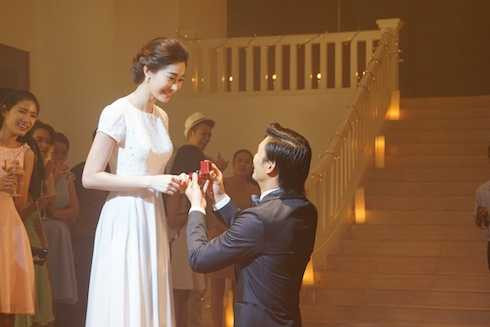 Ngay sau đó, anh đã cầu hôn bạn gái dưới ánh mắt ngưỡng mộ của những người xung quanh.