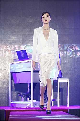 Sau hàng loạt scandal ồn ào, người đẹp thể hiện sự chuyển hướng nghiêm túc trong sự nghiệp khi tham gia liên tiếp nhiều bộ phim truyền hình lẫn điện ảnh như Tình xuyên biên giới, Mỹ nhân, Cỏ dại, Như khúc tình ca, Trăng sáng...