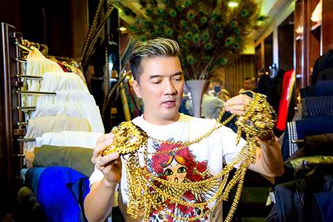 Xuất hiện trong chương trình Thời trang và Cuộc sống diễn ra vào tối thứ 3 (25/08), ca sĩ Đàm Vĩnh Hưng hứa hẹn sẽ gây bất ngờ cho khán giả bởi những trang phục ấn tượng, được thiết kế cầu kì, bắt mắt.