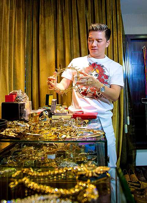 Mr.Đàm bật mí, tủ phụ kiện của anh có rất nhiều món đồ đặc biệt, ấn tượng. Nhiều món được chế tác từ vàng rồng.