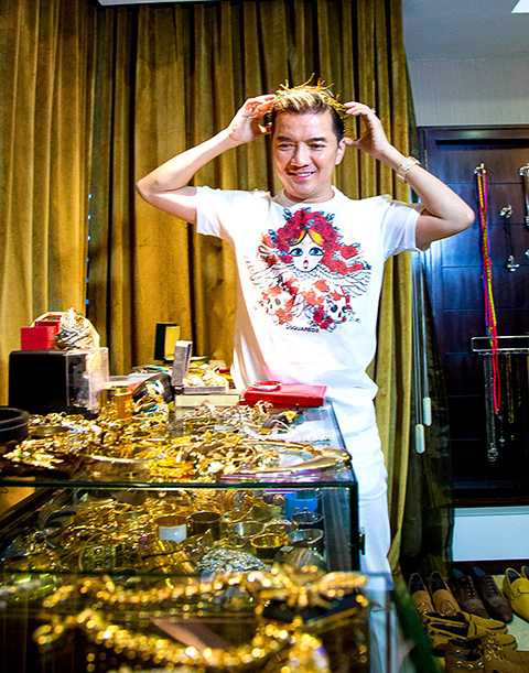 Trong chương trình thời trang sắp tới, Đàm Vĩnh Hưng sẽ hóa thân thành “chú rể” bên cạnh siêu mẫu Thanh Hằng. Trong vai trò vedette, cả hai sẽ xuất hiện với những bộ trang phục nổi bật và hoành tráng nhất.