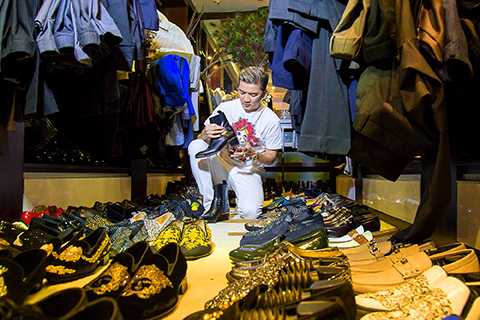 “Ngoài làm ca sĩ, tôi còn rất thích vai trò người mẫu, vì thế sau khi nhận được lời mời của Thành Nguyễn - người bạn đồng hành cùng tôi suốt 10 năm qua, chụp cho tôi hàng trăm bộ ảnh đẹp - cho lần trình diễn trong bộ sưu tập thời trang sắp tới của anh, tôi đồng ý ngay. Để chuẩn bị cho lần xuất hiện này, tôi đã hỏi thật kĩ đạo diễn chương trình về trang phục sao cho phù hợp nhất với vị trí được tin tưởng” - ca sĩ Đàm Vĩnh Hưng chia sẻ