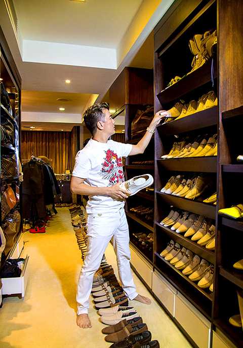 Theo chân Đàm Vĩnh Hưng lựa chọn trang phục cho buổi diễn sắp tới, nam ca sĩ gấp rút “lục tung” tủ đồ để lựa chọn những bộ trang phục ưng ý nhất, phối hợp cùng phụ kiện cho lần làm “chú rể” đầu tiên trong cuộc đời.