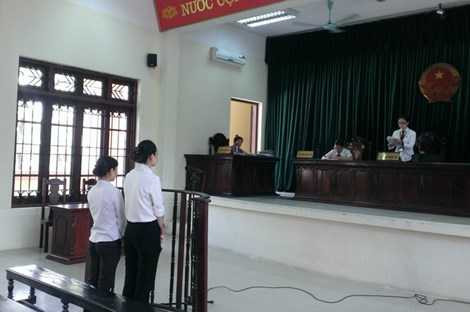 Hai bị cáo Quyên (phải) và Hồng (trái) tại phiên tòa 