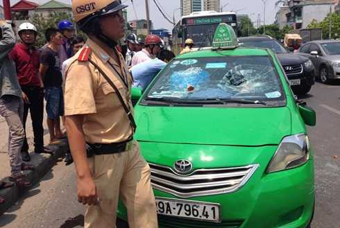 Chiếc xe taxi bị giữ sau khi bỏ chạy qua nhiều tuyến phố (Ảnh: Beat.vn) Chiếc xe taxi bị giữ sau khi bỏ chạy qua nhiều tuyến phố (Ảnh: Beat.vn)