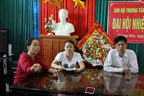 Ông Tường và một số cán bộ Trung tâm bảo trợ xã hội Nghệ An trao đổi với phóng viên chiều 25/8 Ông Tường và một số cán bộ Trung tâm bảo trợ xã hội Nghệ An trao đổi với phóng viên chiều 25/8