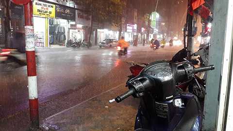 Mưa lớn trên phố Khâm Thiên.