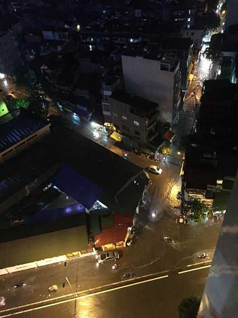 Đường Vũ Trọng Phụng (Thanh Xuân, Hà Nội) cũng bị ngập úng. - (Ảnh: Otofun)