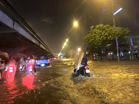 Nhiều xe máy lưu thông trên đường Phạm Hùng (Cầu Giấy, Hà Nội) bị chết máy do đường ngập. - (Ảnh: Otofun)