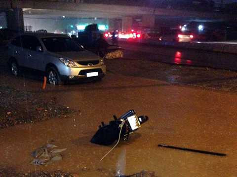 Một chiếc xe máy bị ngã cắm đầu xuống cống trên đường Đào Tấn (Ảnh: Otofun)