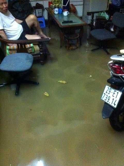 Nước tràn vào nhà dân trong một khu tập thể ở Hà Nội (Ảnh: Otofun) 