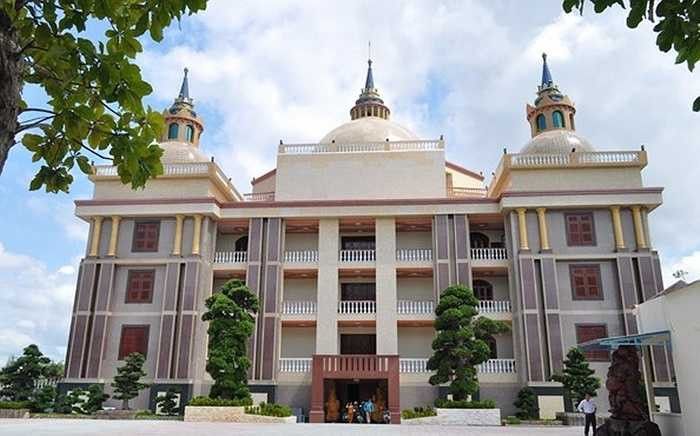 Biệt thự của ông Trầm Bê ở xã Hàm Giang, huyện Trà Cú, tỉnh Trà Vinh. Biệt thự này có thể coi như một tòa lâu đài lộng lẫy với 5 tháp trên mái. Tòa lâu đài này nằm trên khu đất rộng hơn 30ha, trong khuôn viên có rất nhiều cây cảnh, đặc biệt có hơn 1.000 cây tùng các loại được nhập từ Nhật Bản về, với nhiều cây có giá đến gần triệu đô. 