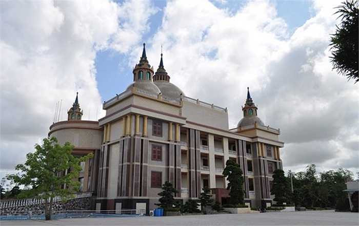 Đồ đạc trong tòa lâu đài của ông Trầm Bê đều rất sang trọng, và có xuất xứ ở khắp thế giới. Chiếc đèn chùm trị giá nhiều tỷ đồng có đường kính rộng gần 10m được làm từ châu Âu, các thanh giằng dát vàng được đặt tại gian chính của tòa nhà. 