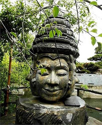 Sau nhiều năm gắn bó với ngành kinh doanh gỗ, vị này bắt tay vào đầu tư ngành địa ốc bằng việc góp 13% vốn vào công ty cổ phần đầu tư Xây dựng Bình Chánh (BCCI), với chức vụ thành viên HĐQT (1999). Hình ảnh tượng nữ thần 4 mặt trong nhà đại gia Trầm Bê. 