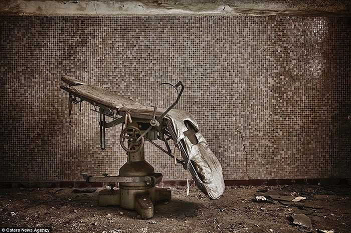 Chiếc ghế điều trị còn sót lại trong tòa nhà ma