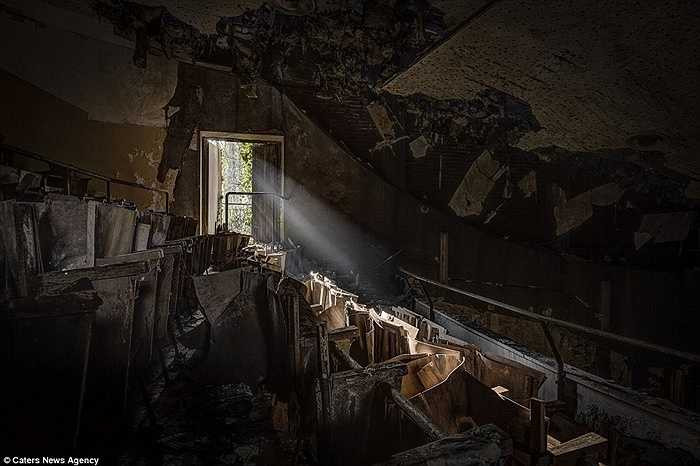 Phòng xem phim bị phá hủy theo thời gian