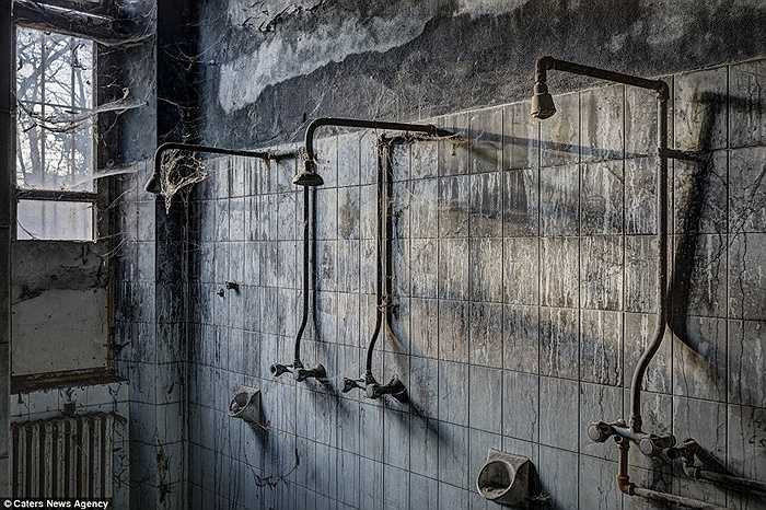 Khu nhà tắm đầy mạng nhện