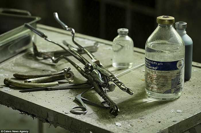 Một số dụng cụ y tế còn sót lại