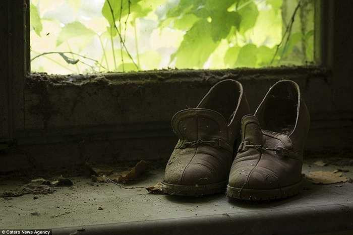 Một đôi giày còn sót lại sau khi tòa nhà bị bỏ hoang