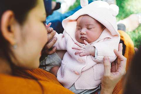 Yvona được nhận xét là giống ba Andy nhiều nét trên gương mặt.