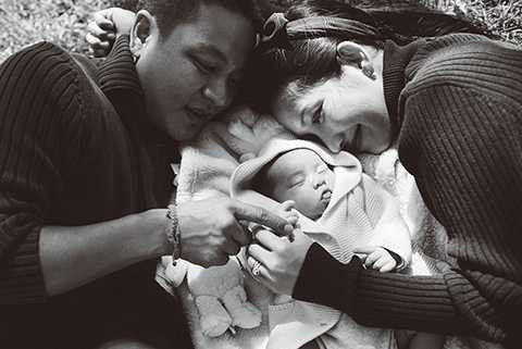 Cách đây ít ngày, bé Yvona cũng vừa tròn một tháng. Kim Hiền đã thu hút sự chú ý của đông đảo người hâm mộ khi chia sẻ hình ảnh bụ bẫm, đáng yêu của con gái trên trang cá nhân trong ngày đầy tháng. 