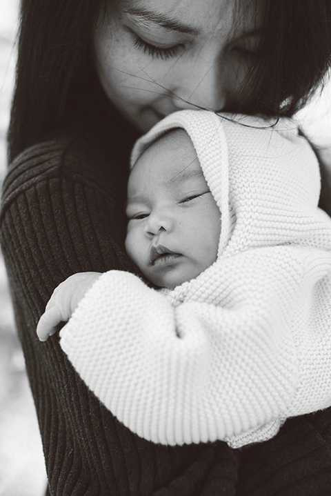 Nữ diễn viên Dốc tình đã viết: Vậy là Yvona của mẹ đã được 1 tháng rồi nè! Thứ 2 mẹ đi học để giúp ba con nè! Anh hai thì chuẩn bị đi học! Ra tháng ngoan con nhé! Để cả nhà mình còn về thăm bà ngoại nữa nè!.