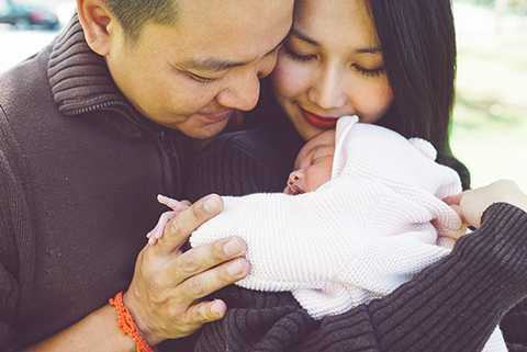 Vợ chồng Kim Hiền nâng niu cô con gái nhỏ trong sự yêu thương vô bờ bến. 