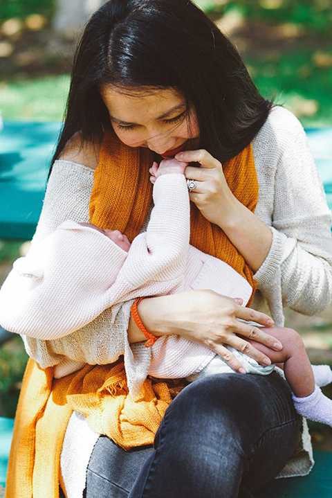 Kim Hiền xinh tươi, rạng rỡ bên cạnh công chúa nhỏ.