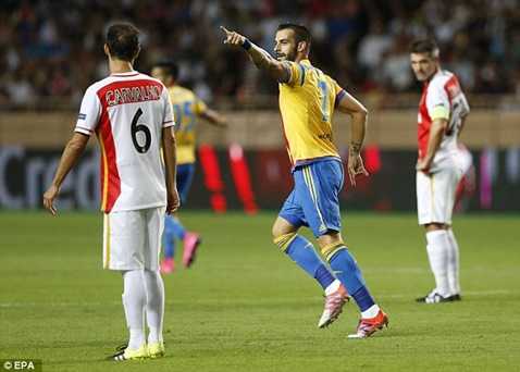 Negredo ghi bàn giúp Valencia vào vòng bảng Champions League