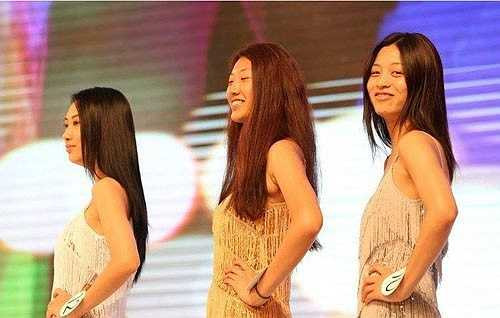 Truyền thông Trung Quốc không tiếc lời chê khi hình ảnh các thí sinh trong cuộc thi Hoa hậu Hoàn vũ nước này được công bố. Theo họ, rất nhiều thí sinh chỉ nên ngồi nhà và theo dõi cuộc thi trên màn ảnh nhỏ.