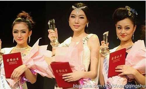 Tương tự, Cuộc thi Hoa hậu Trùng Khánh bị điều tiếng khi cả ba người đẹp đăng quang đều bị chê về nhan sắc. Kết quả cuộc thi khiến ban tổ chức bị nghi nhận hối lộ của thí sinh.Cuộc thi đã phải tổ chức lại, hủy bỏ các danh hiệu trước đó. (Nguồn: Zing)