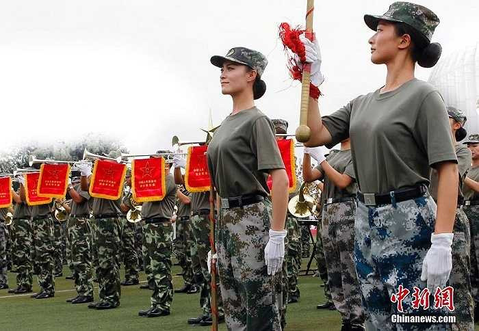 Nữ quân nhân Trung Quốc tập luyện cho buổi lễ sắp tới