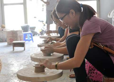 Làng gốm Bát Tràng là nơi các bạn trẻ yêu thích nghệ thuật tha hồ sáng tạo Làng gốm Bát Tràng là nơi các bạn trẻ yêu thích nghệ thuật tha hồ sáng tạo