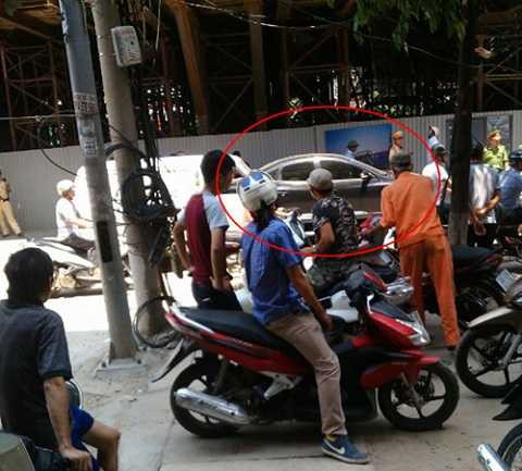 Chiếc xe ô tô màu đen bị thanh sắt dài 3m rơi trúng.